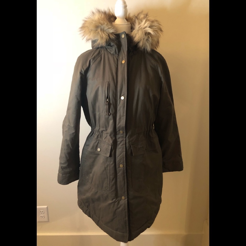 H&M Jacket green winter jacket. Fit more like a medium.